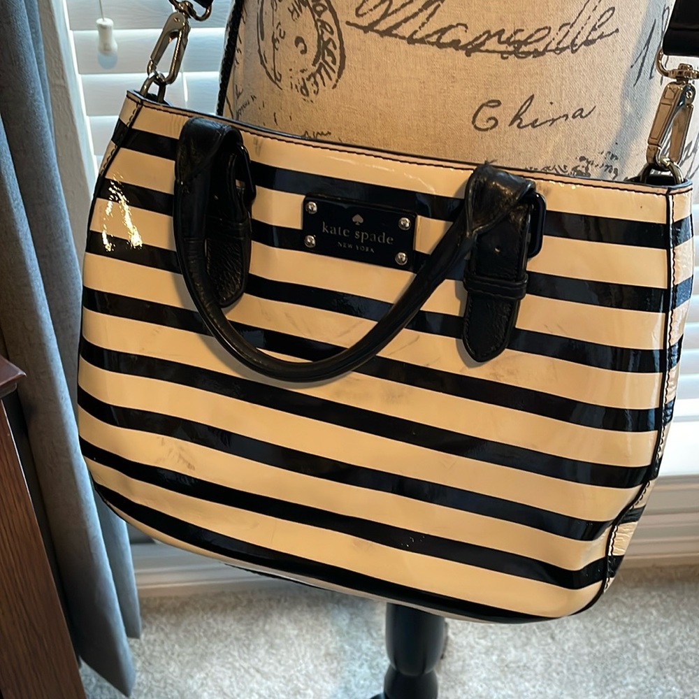 Kate Spade striped convertible handbag/Crossbody
￼